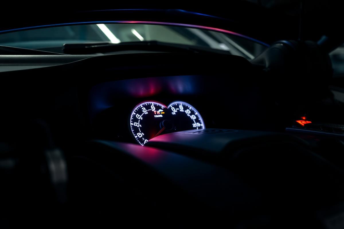 Painel automotivo com luz amarela de injeção eletrônica acesa